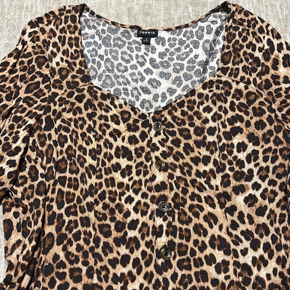 Torrid sz 3 3x 22/24 Leopard cheetah leopard tunic Stretch v neck 3/4 sleeve - Picture 3 of 8